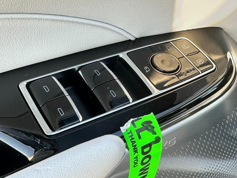 Cadillac LYRIQ Vehicle Full-screen Gallery Image 10