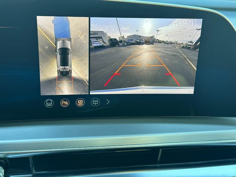 Cadillac LYRIQ Vehicle Full-screen Gallery Image 16