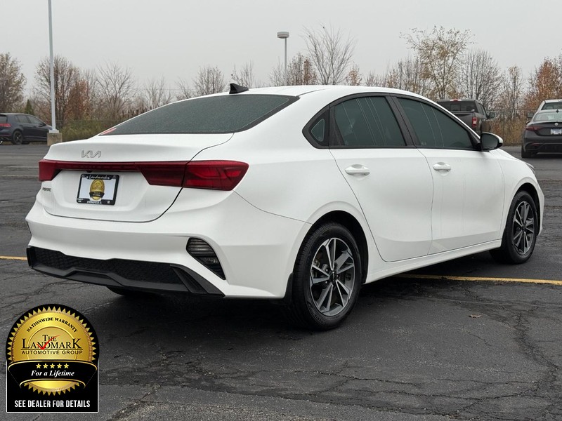 Kia Forte Vehicle Full-screen Gallery Image 3