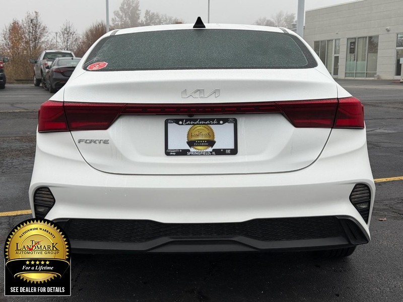 Kia Forte Vehicle Full-screen Gallery Image 4