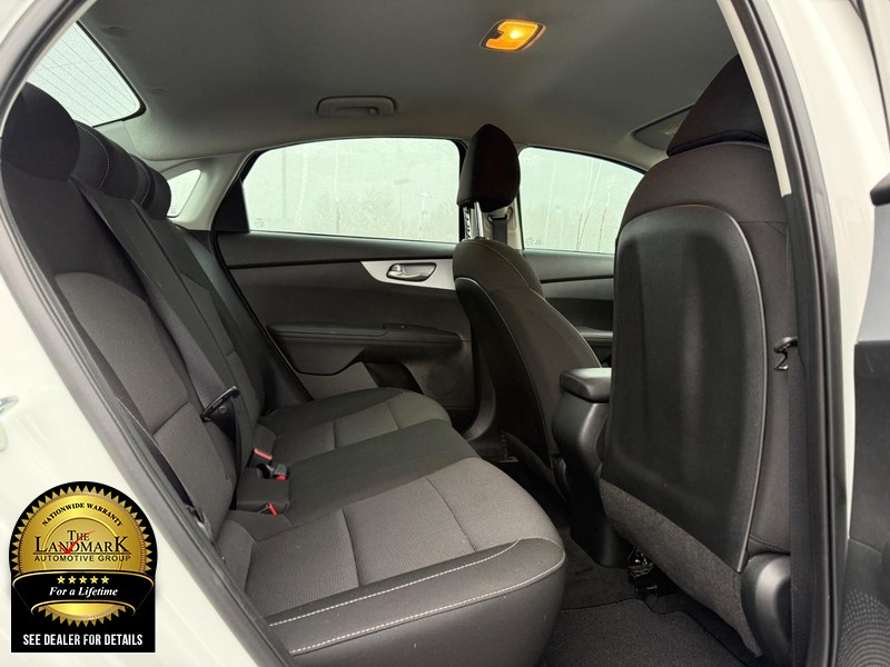 Kia Forte Vehicle Full-screen Gallery Image 10