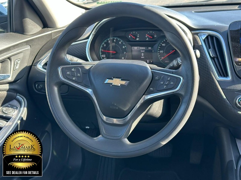 Chevrolet Malibu Vehicle Full-screen Gallery Image 12