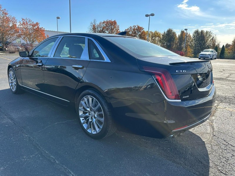 Cadillac CT6 Vehicle Full-screen Gallery Image 06