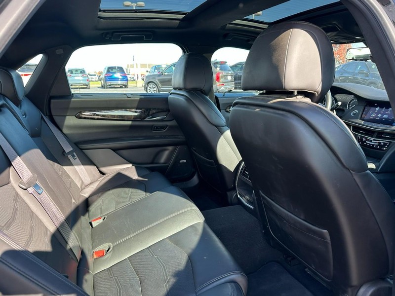 Cadillac CT6 Vehicle Full-screen Gallery Image 10