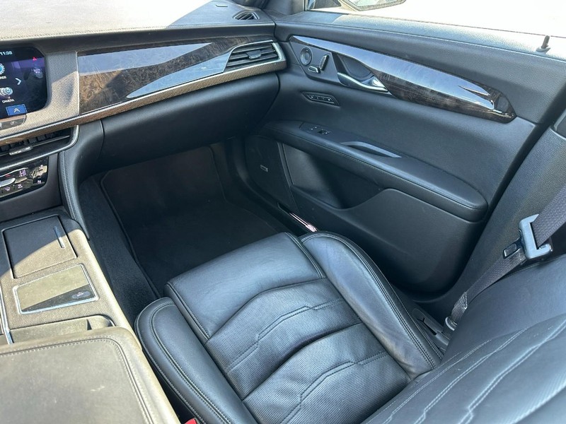 Cadillac CT6 Vehicle Full-screen Gallery Image 16