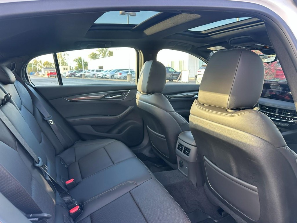 Cadillac CT5-V Vehicle Full-screen Gallery Image 4