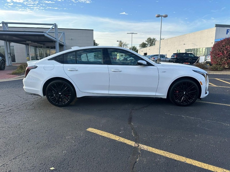 Cadillac CT5-V Vehicle Full-screen Gallery Image 2