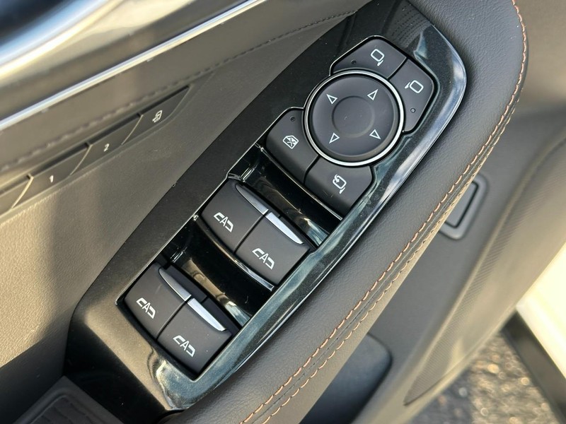 Cadillac CT5-V Vehicle Full-screen Gallery Image 10