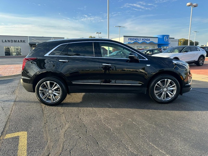 Cadillac XT5 Vehicle Full-screen Gallery Image 2