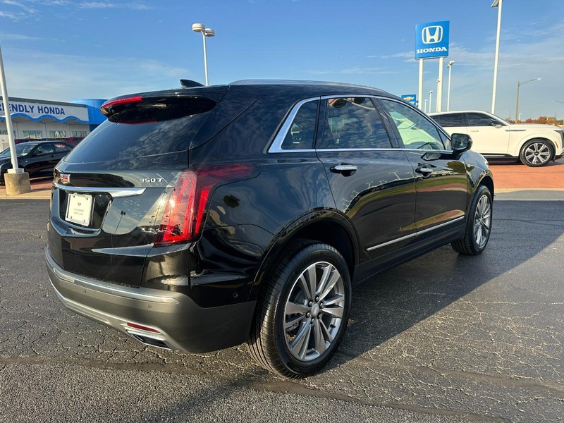 Cadillac XT5 Vehicle Full-screen Gallery Image 3