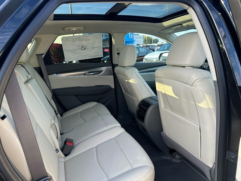 Cadillac XT5 Vehicle Full-screen Gallery Image 4