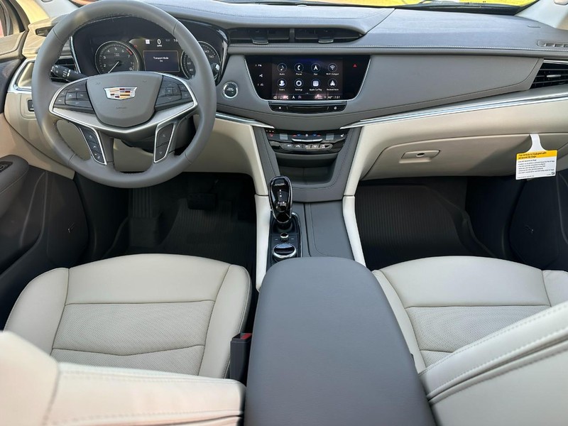 Cadillac XT5 Vehicle Full-screen Gallery Image 6