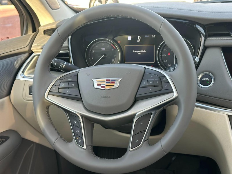 Cadillac XT5 Vehicle Full-screen Gallery Image 7