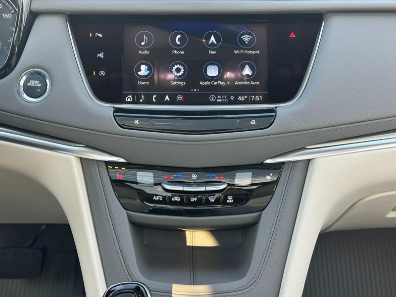 Cadillac XT5 Vehicle Full-screen Gallery Image 8