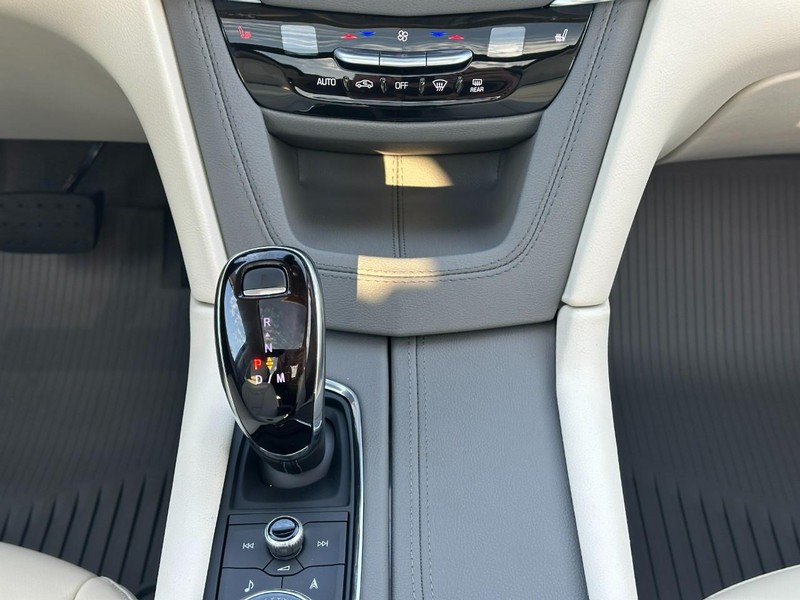Cadillac XT5 Vehicle Full-screen Gallery Image 9