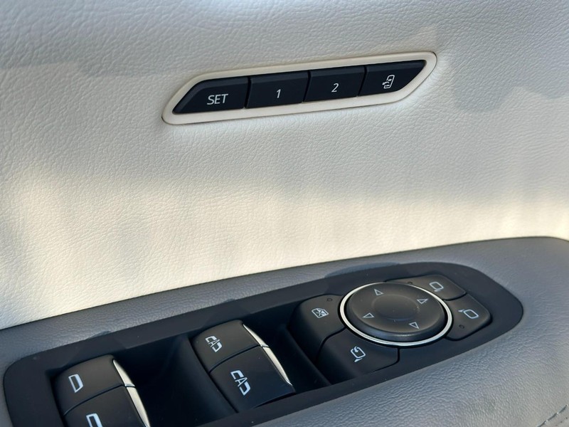 Cadillac XT5 Vehicle Full-screen Gallery Image 11