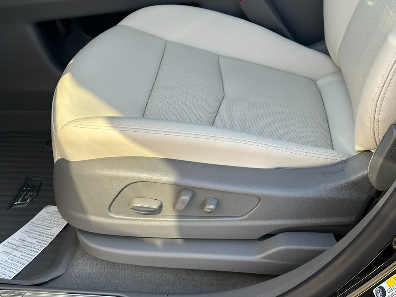 Cadillac XT5 Vehicle Full-screen Gallery Image 12