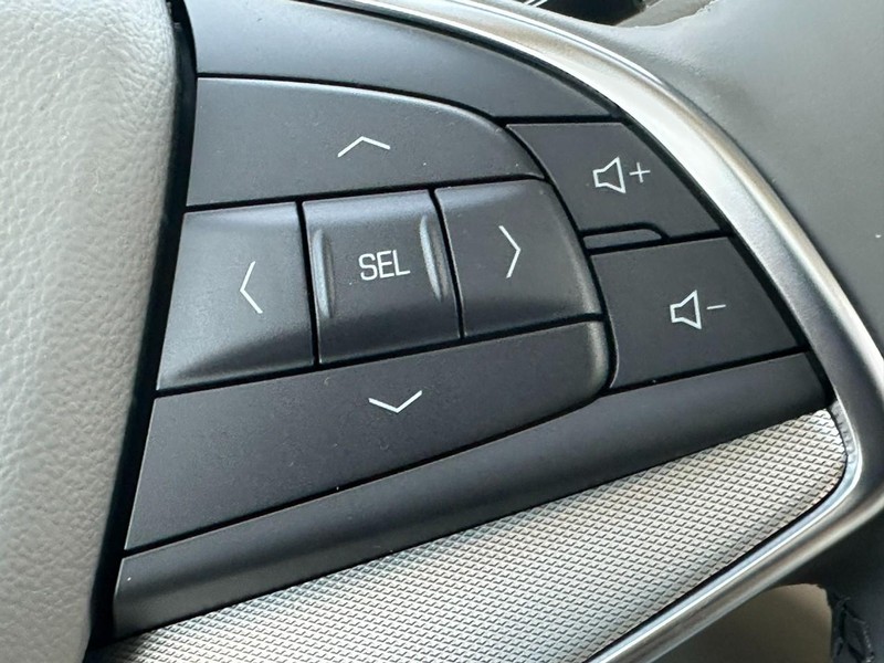 Cadillac XT5 Vehicle Full-screen Gallery Image 14