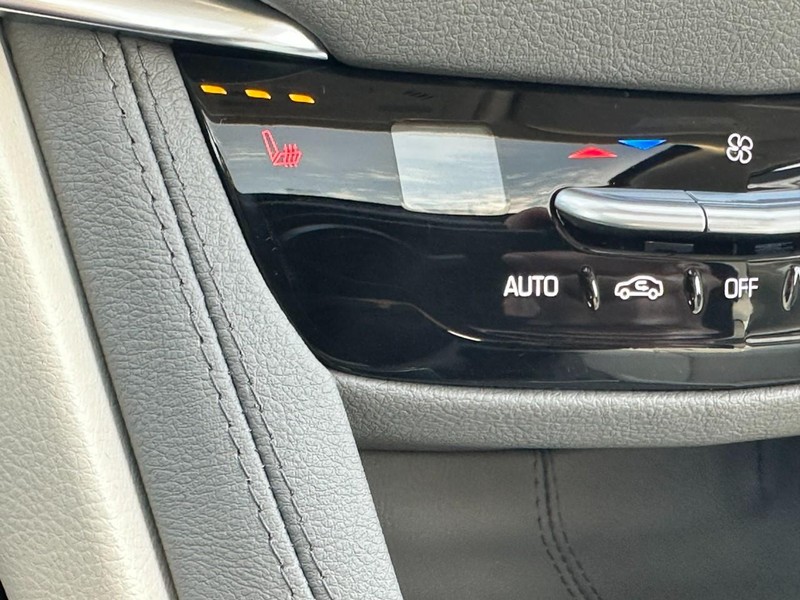 Cadillac XT5 Vehicle Full-screen Gallery Image 17