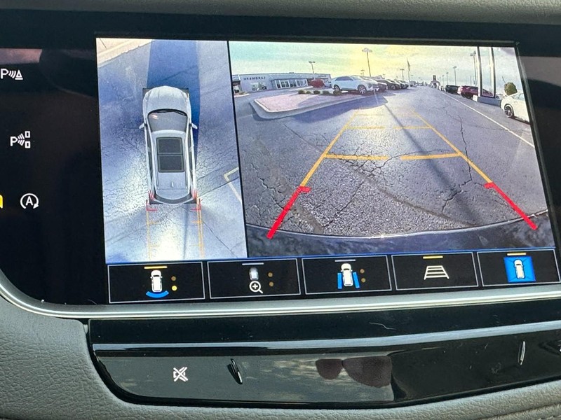 Cadillac XT5 Vehicle Full-screen Gallery Image 18