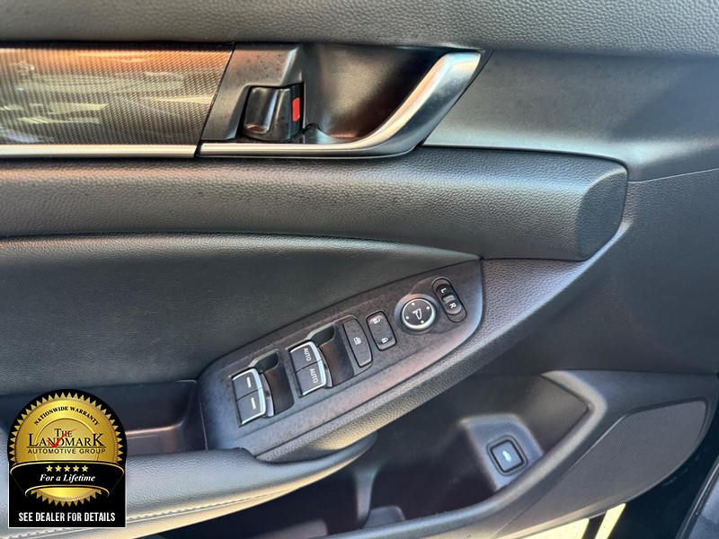 Honda Accord Sedan Vehicle Full-screen Gallery Image 8