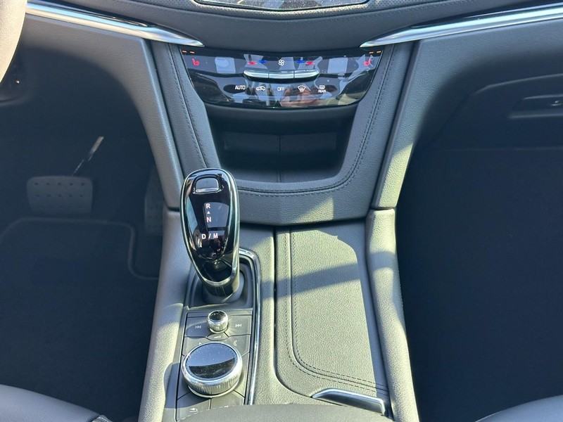 Cadillac XT6 Vehicle Full-screen Gallery Image 9