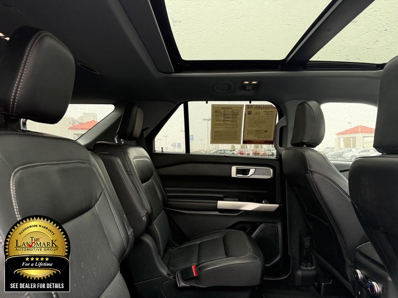 Ford Explorer Vehicle Full-screen Gallery Image 16