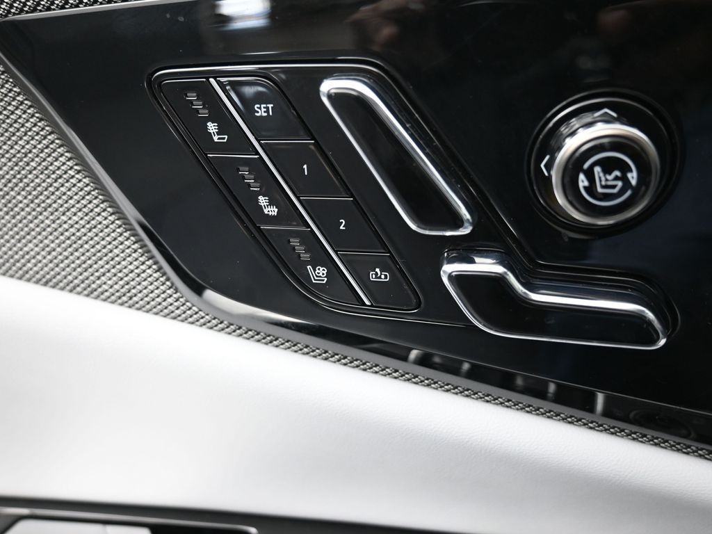 Cadillac OPTIQ Vehicle Full-screen Gallery Image 16