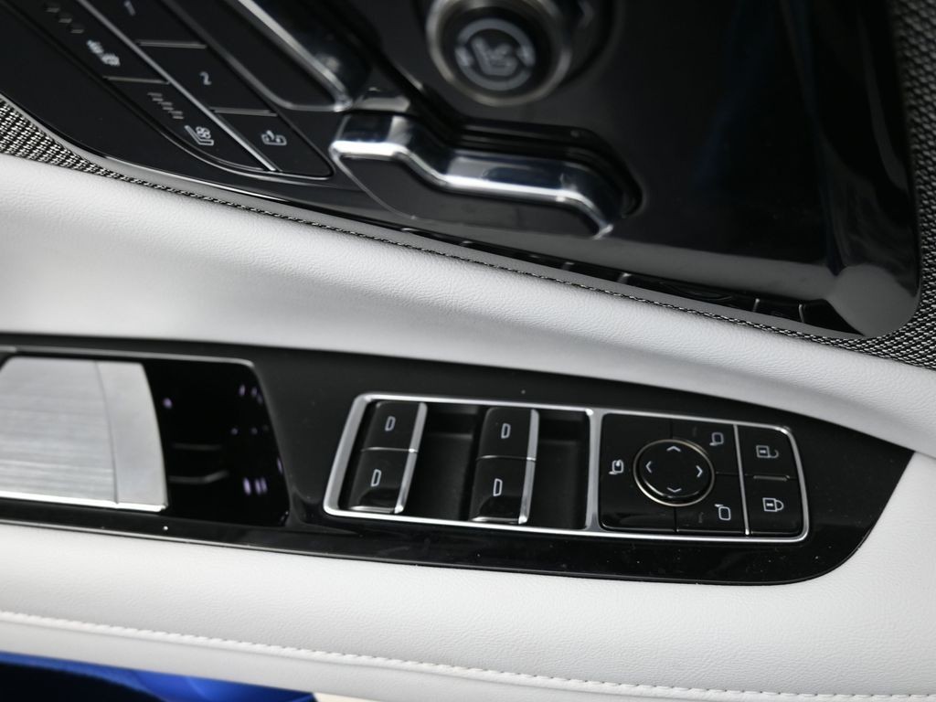 Cadillac OPTIQ Vehicle Full-screen Gallery Image 17