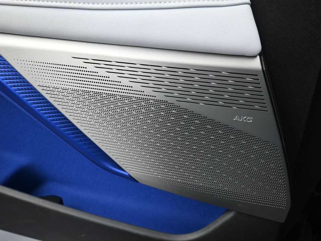 Cadillac OPTIQ Vehicle Full-screen Gallery Image 18