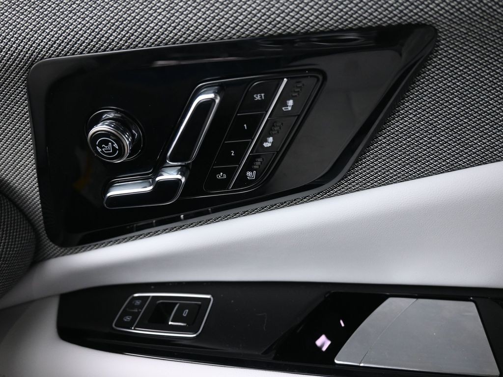 Cadillac OPTIQ Vehicle Full-screen Gallery Image 19