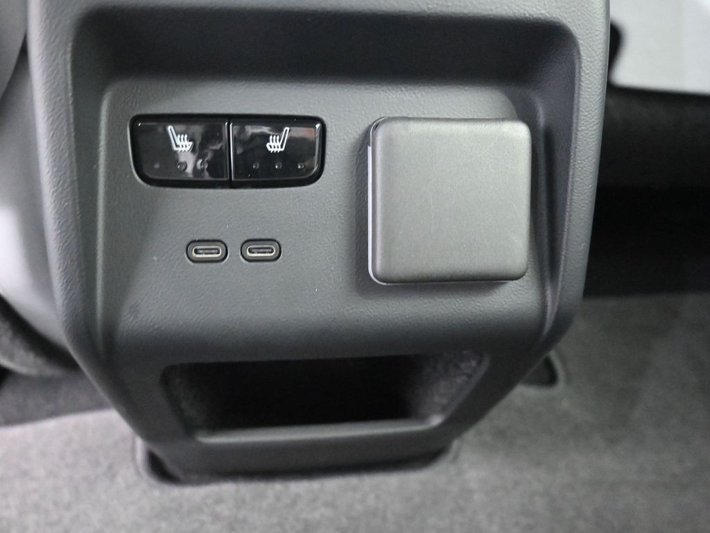 Cadillac OPTIQ Vehicle Full-screen Gallery Image 21