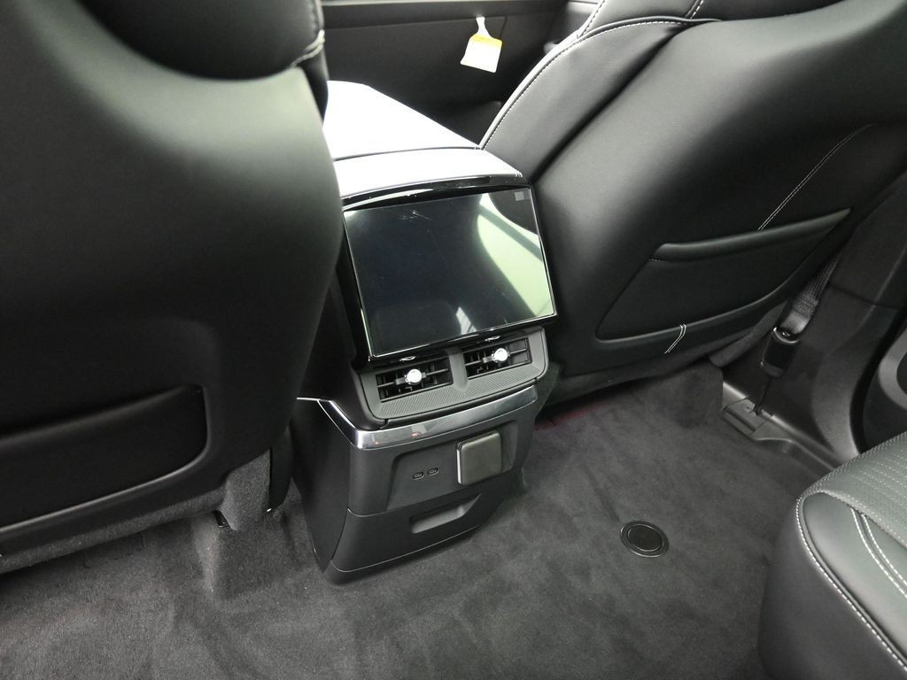 Cadillac VISTIQ Vehicle Full-screen Gallery Image 10