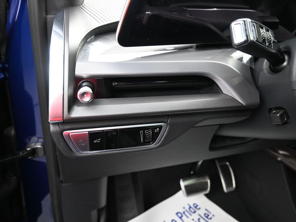 Cadillac VISTIQ Vehicle Full-screen Gallery Image 15