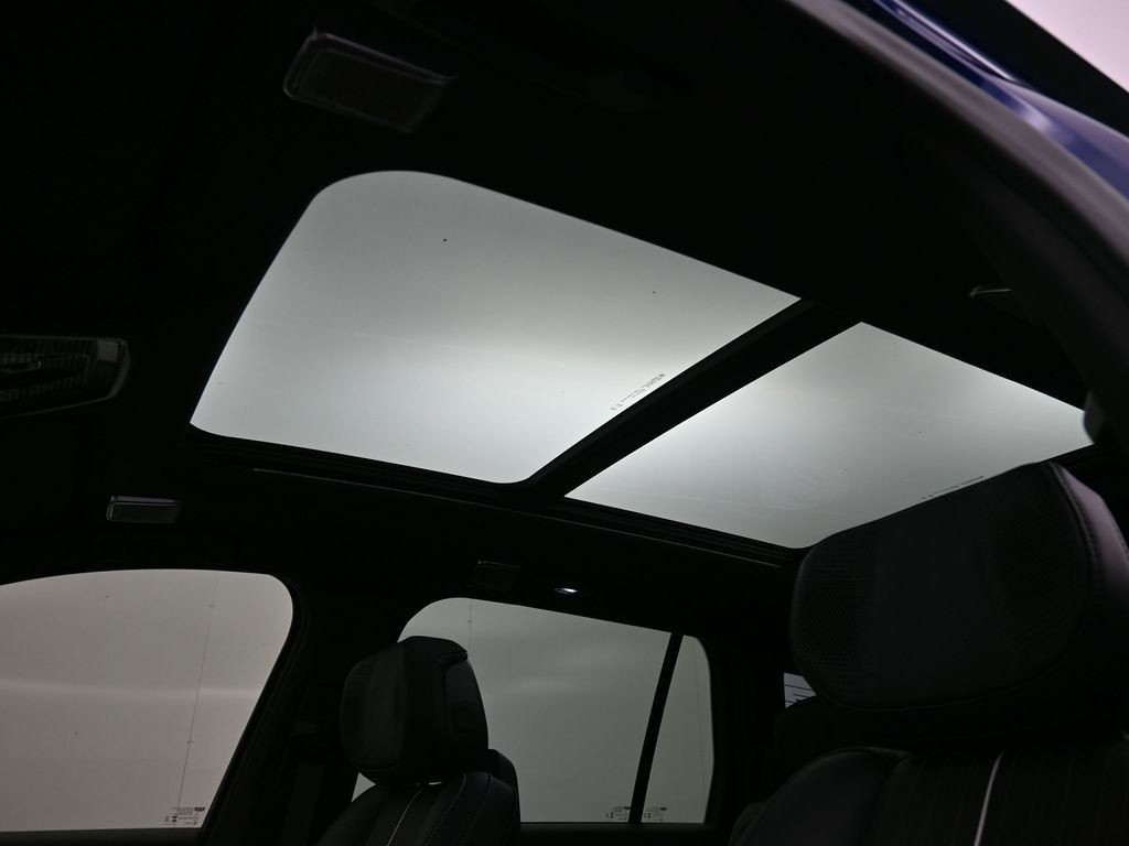 Cadillac VISTIQ Vehicle Full-screen Gallery Image 16