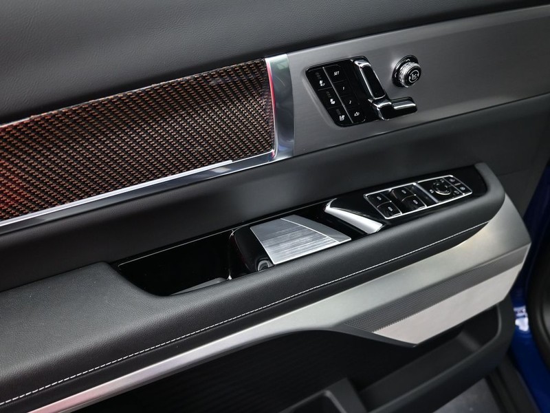 Cadillac VISTIQ Vehicle Full-screen Gallery Image 10