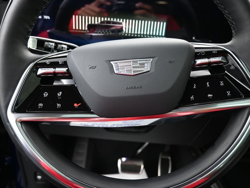 Cadillac VISTIQ Vehicle Full-screen Gallery Image 11