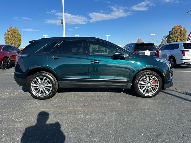 Cadillac XT5 Vehicle Full-screen Gallery Image 2