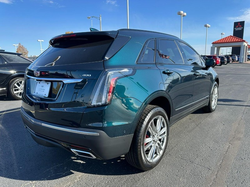Cadillac XT5 Vehicle Full-screen Gallery Image 3