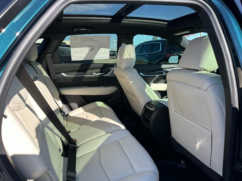 Cadillac XT5 Vehicle Full-screen Gallery Image 4