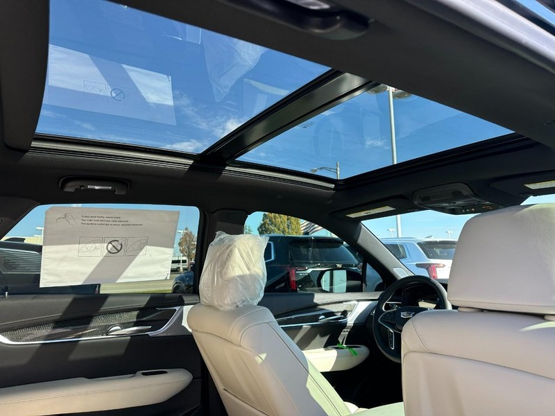 Cadillac XT5 Vehicle Full-screen Gallery Image 5