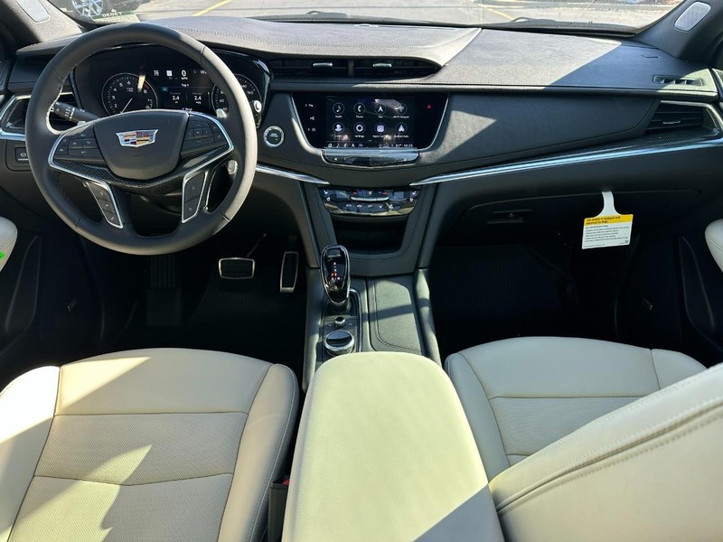 Cadillac XT5 Vehicle Full-screen Gallery Image 6