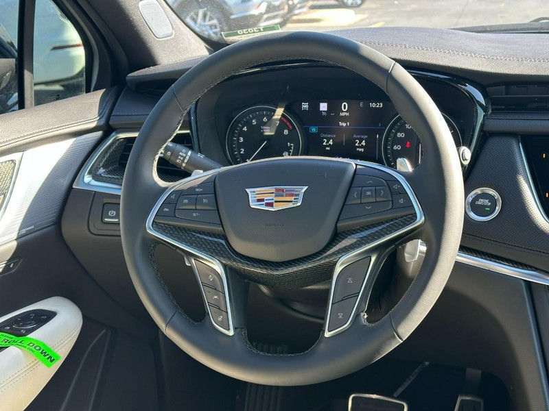 Cadillac XT5 Vehicle Full-screen Gallery Image 7