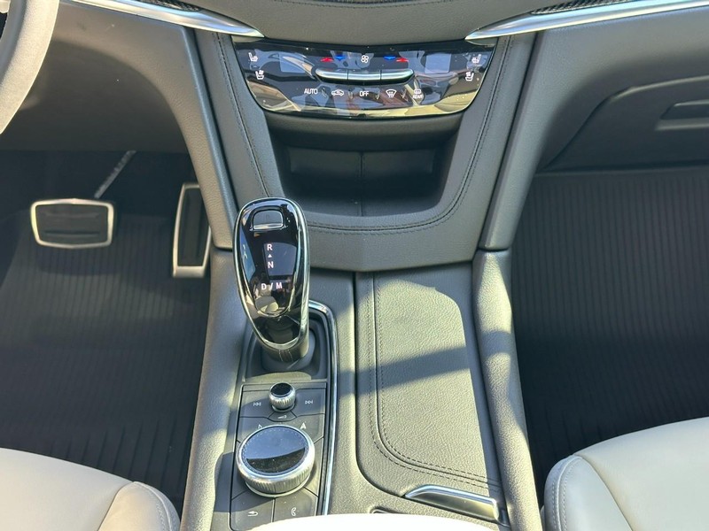 Cadillac XT5 Vehicle Full-screen Gallery Image 9