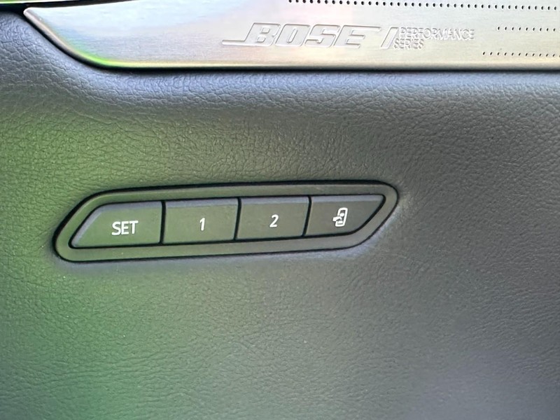 Cadillac XT5 Vehicle Full-screen Gallery Image 10