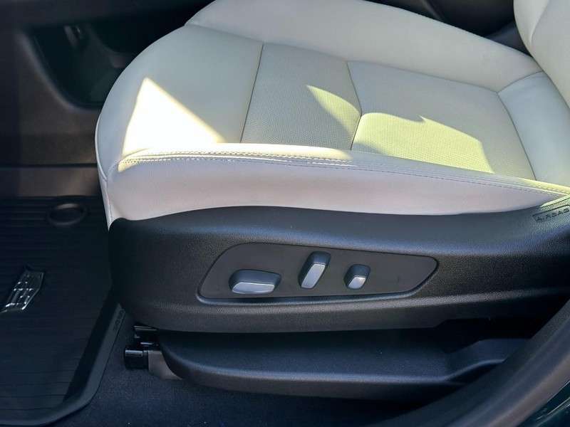 Cadillac XT5 Vehicle Full-screen Gallery Image 11