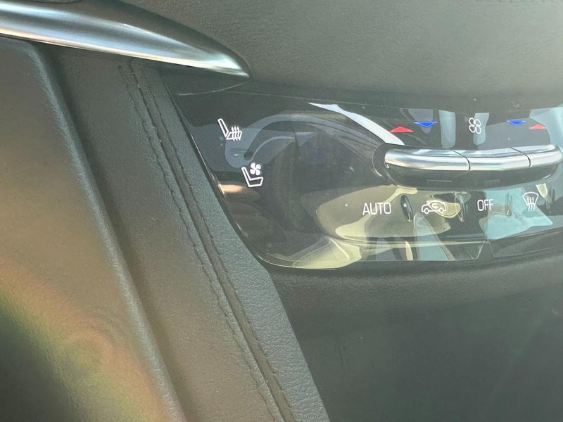 Cadillac XT5 Vehicle Full-screen Gallery Image 14