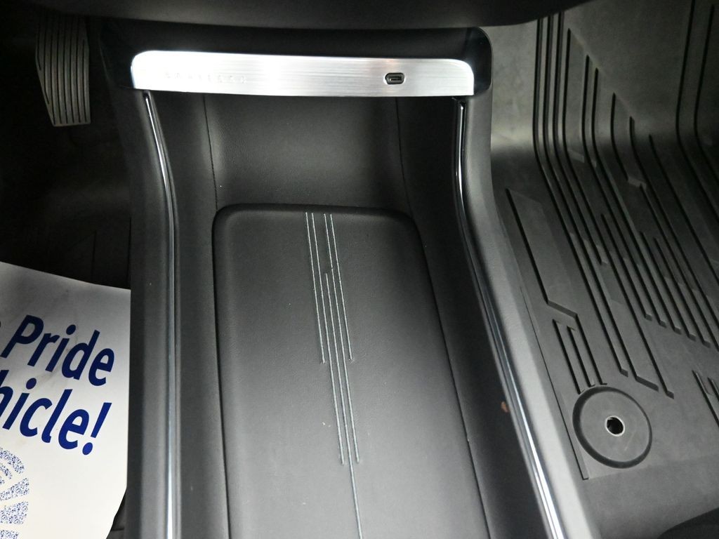 Cadillac LYRIQ Vehicle Full-screen Gallery Image 14