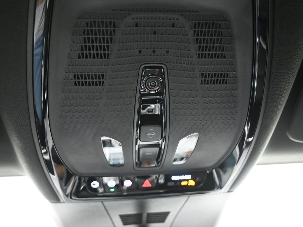 Cadillac LYRIQ Vehicle Full-screen Gallery Image 15