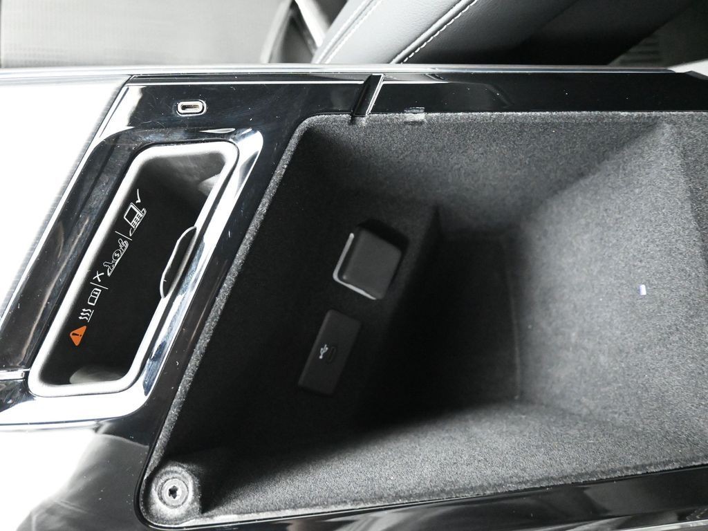 Cadillac LYRIQ Vehicle Full-screen Gallery Image 17